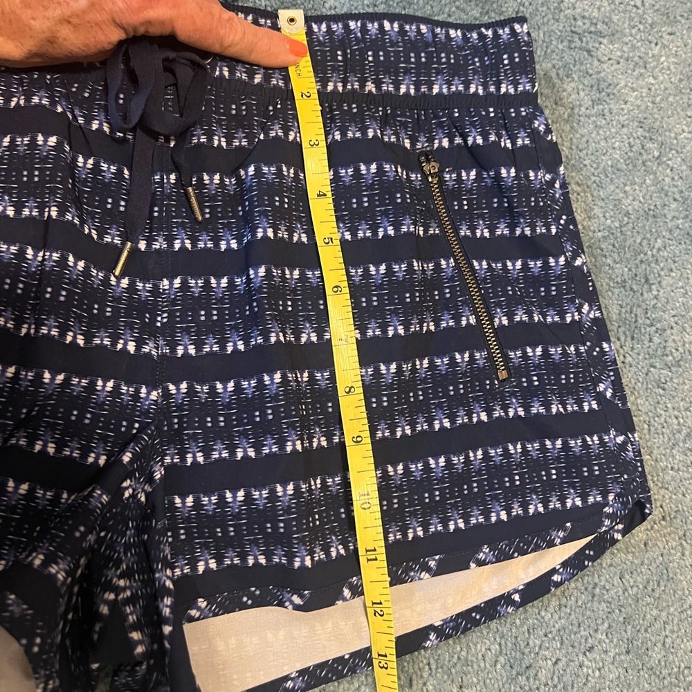 Athleta QuickDry shorts with zippered pocket Medium - Picture 7 of 7